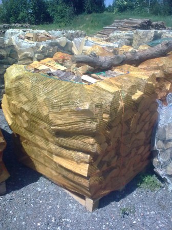 BOX na paletu dřeva z ra&scaron;lov&eacute;ho &uacute;pletu 